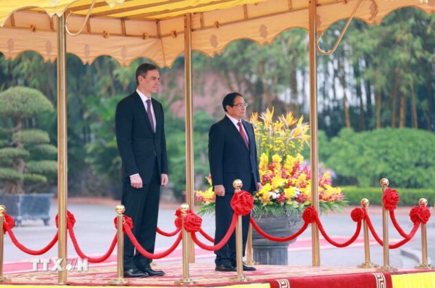 Thủ tướng Phạm Minh Ch&iacute;nh v&agrave; Thủ tướng T&acirc;y Ban Nha Pedro S&aacute;nchez nghe qu&acirc;n nhạc cử Quốc thiều hai nước.