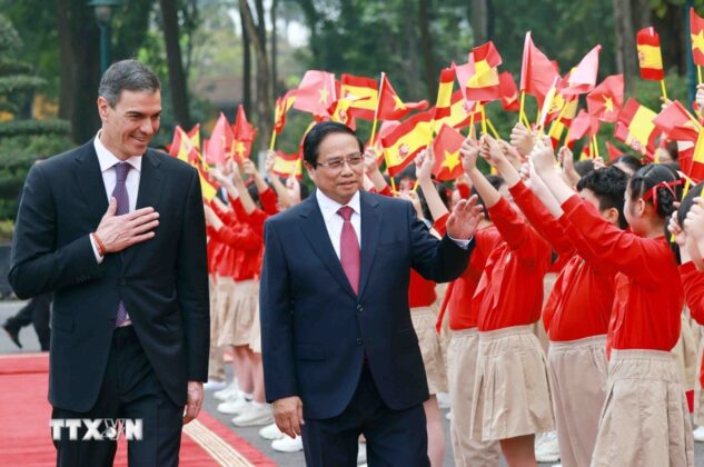 Thiếu nhi Thủ đ&ocirc; H&agrave; Nội ch&agrave;o mừng Thủ tướng T&acirc;y Ban Nha Pedro S&aacute;nchez thăm ch&iacute;nh thức Việt Nam.