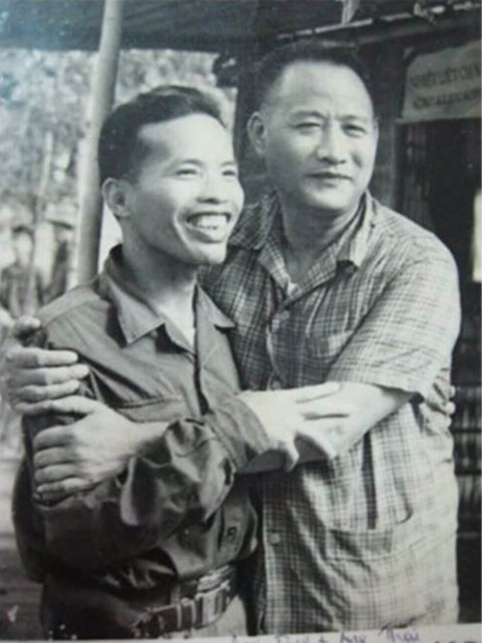 Chính ủy Bộ Tư lệnh Trường sơn Đặng Tính (bên trái) và Tướng Hoàng Văn Thái tại Sở chỉ huy Đoàn 471 Bộ tư lệnh Trường Sơn năm 1973. (Ảnh tư liệu)