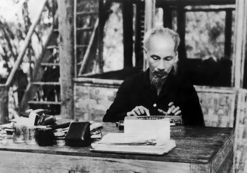 Chủ tịch Hồ Chí Minh: Lãnh tụ thiên tài, anh hùng dân tộc, danh nhân văn hóa thế giới Chủ tịch Hồ Chí Minh: Lãnh tụ thiên tài, anh hùng dân tộc, danh nhân văn hóa thế giới
