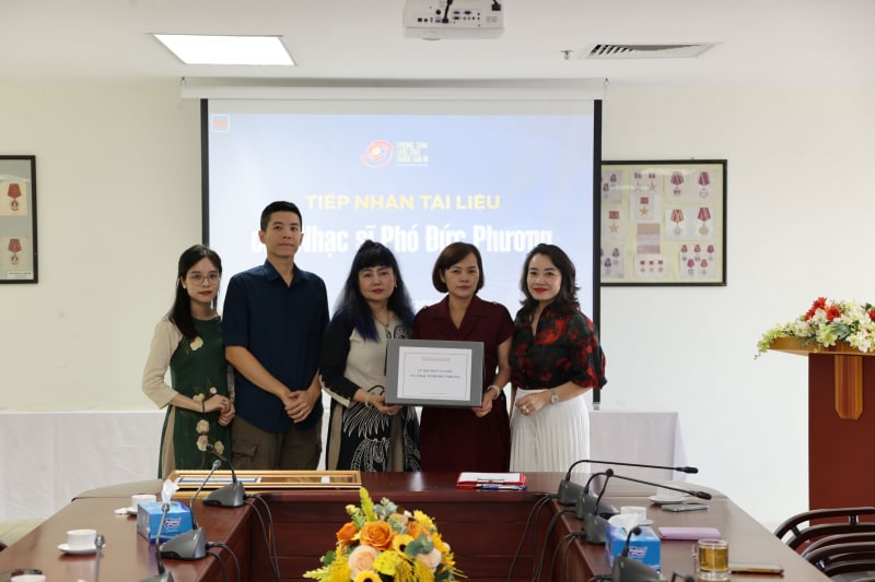 Đại diện gia đình nhạc sĩ Phó Đức Phương trao tặng tư liệu cho Trung tâm Lưu trữ quốc gia III.