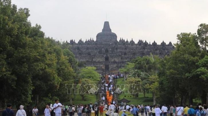 Du khách tham quan đền Borobudur, Yogyakarta dịp Lễ Phật đản Vesak 2025.