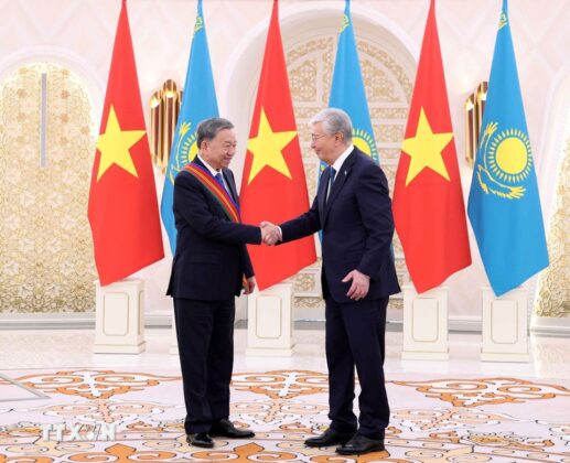 Tổng thống Kassym-Jomart Tokayev trao Hu&acirc;n chương Hữu nghị hạng Nhất của Nh&agrave; nước Kazakhstan cho Tổng B&iacute; thư T&ocirc; L&acirc;m.