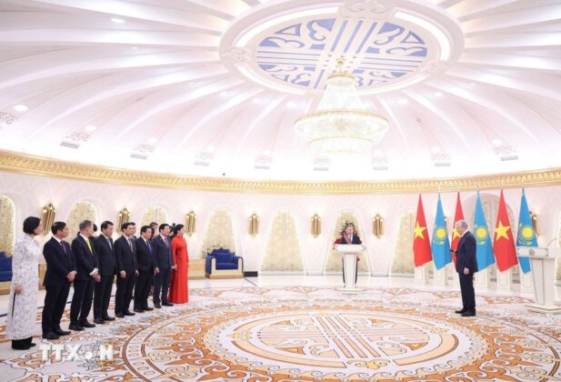 Lễ trao tặng Hu&acirc;n chương Hữu nghị hạng Nhất của Kazakhstan cho Tổng B&iacute; thư T&ocirc; L&acirc;m.