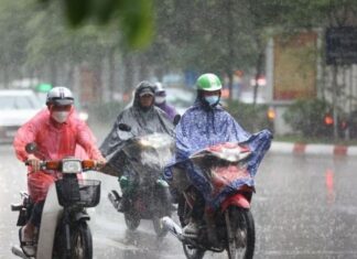 Mưa như trút nước ở Bình Dương Mưa như trút nước ở Bình Dương