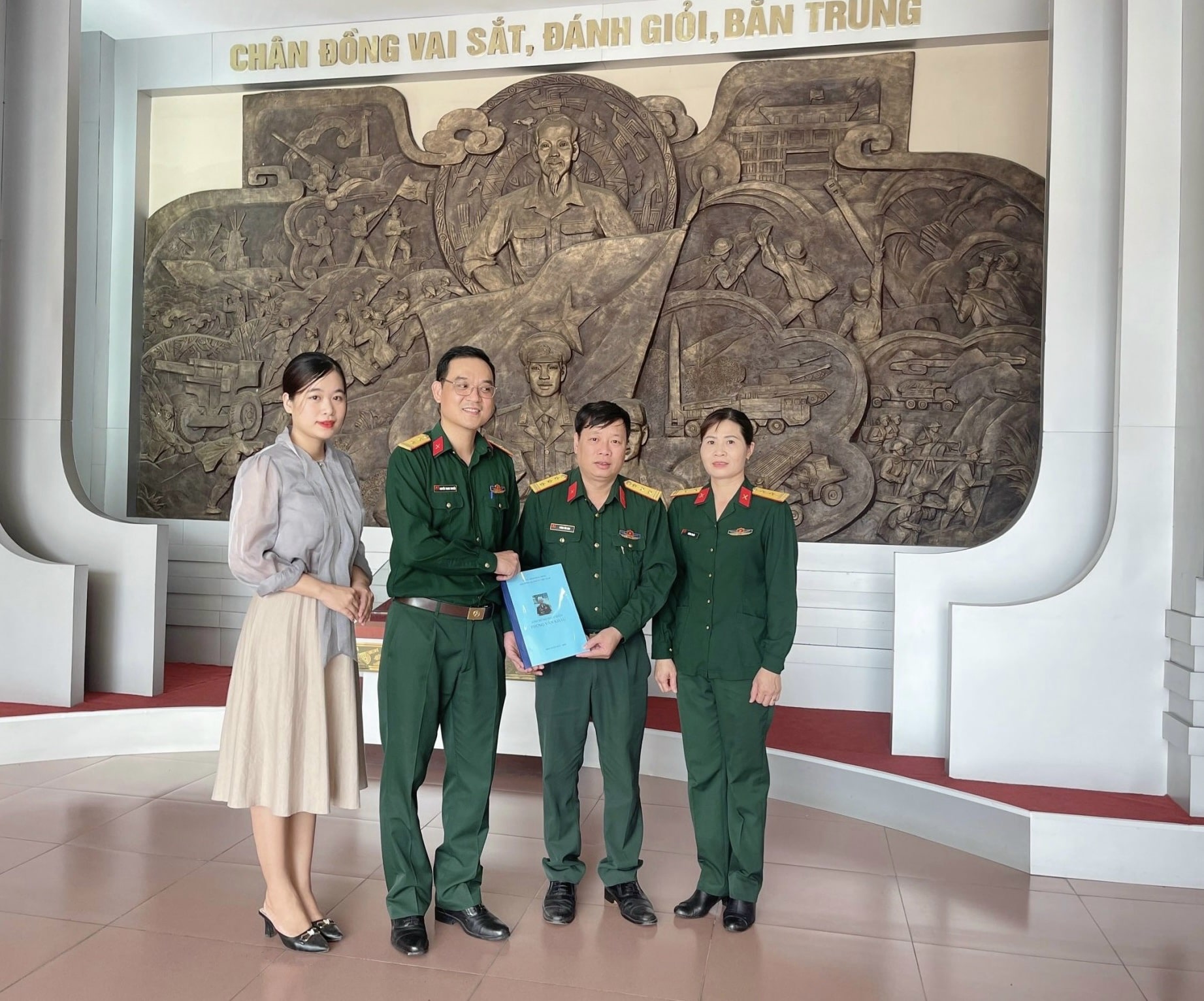 Nhà nghiên cứu Bảo Thơ (bìa trái) và các nhà văn Quân đội. 