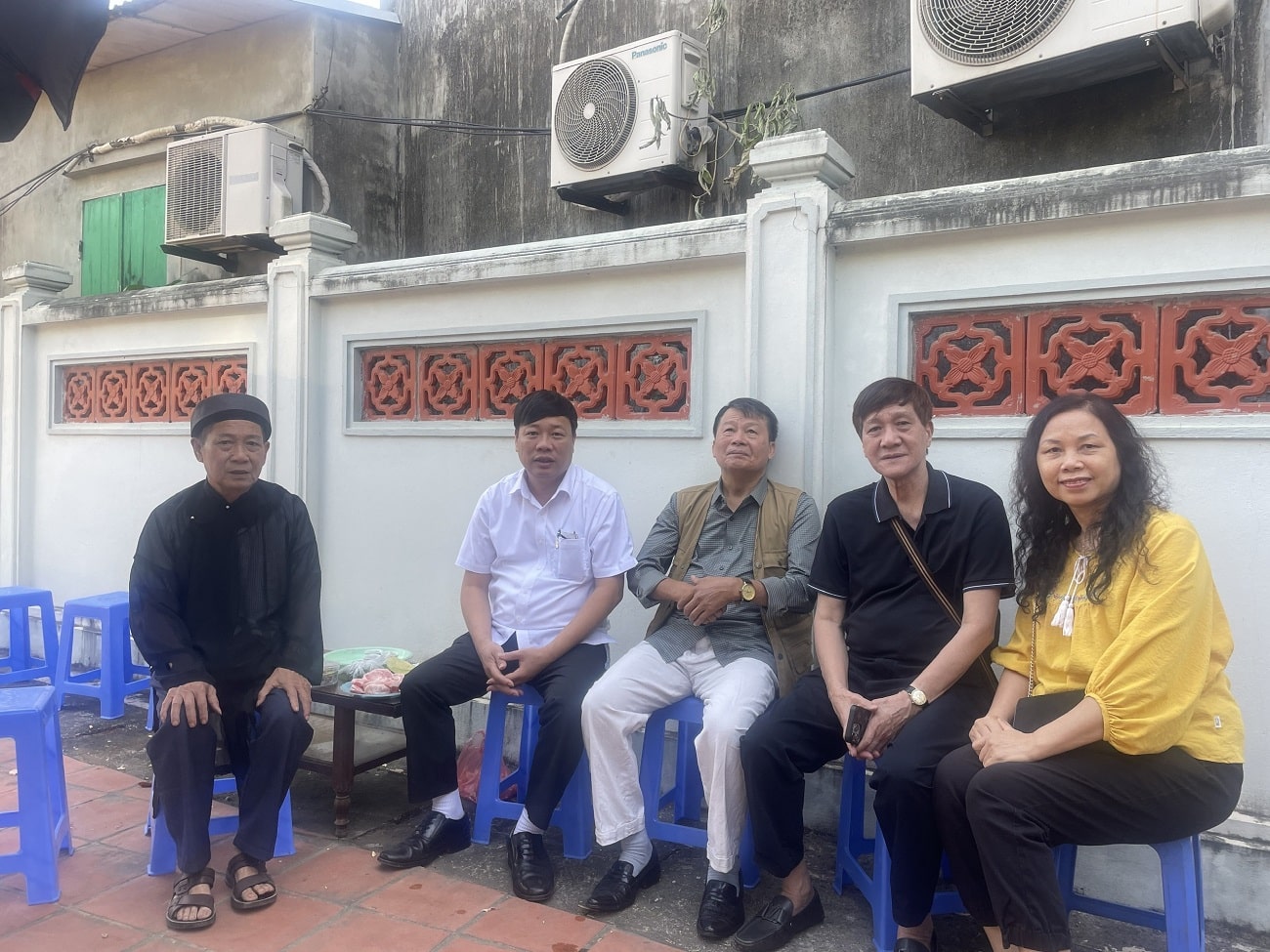 Nhà thơ Nguyễn Ma Lôi (giữa) và các bạn văn