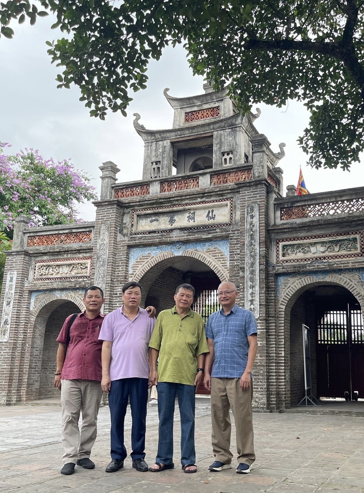 Nhà thơ Nguyễn Ma Lôi (thứ 2 từ phải sang) và các bạn văn.