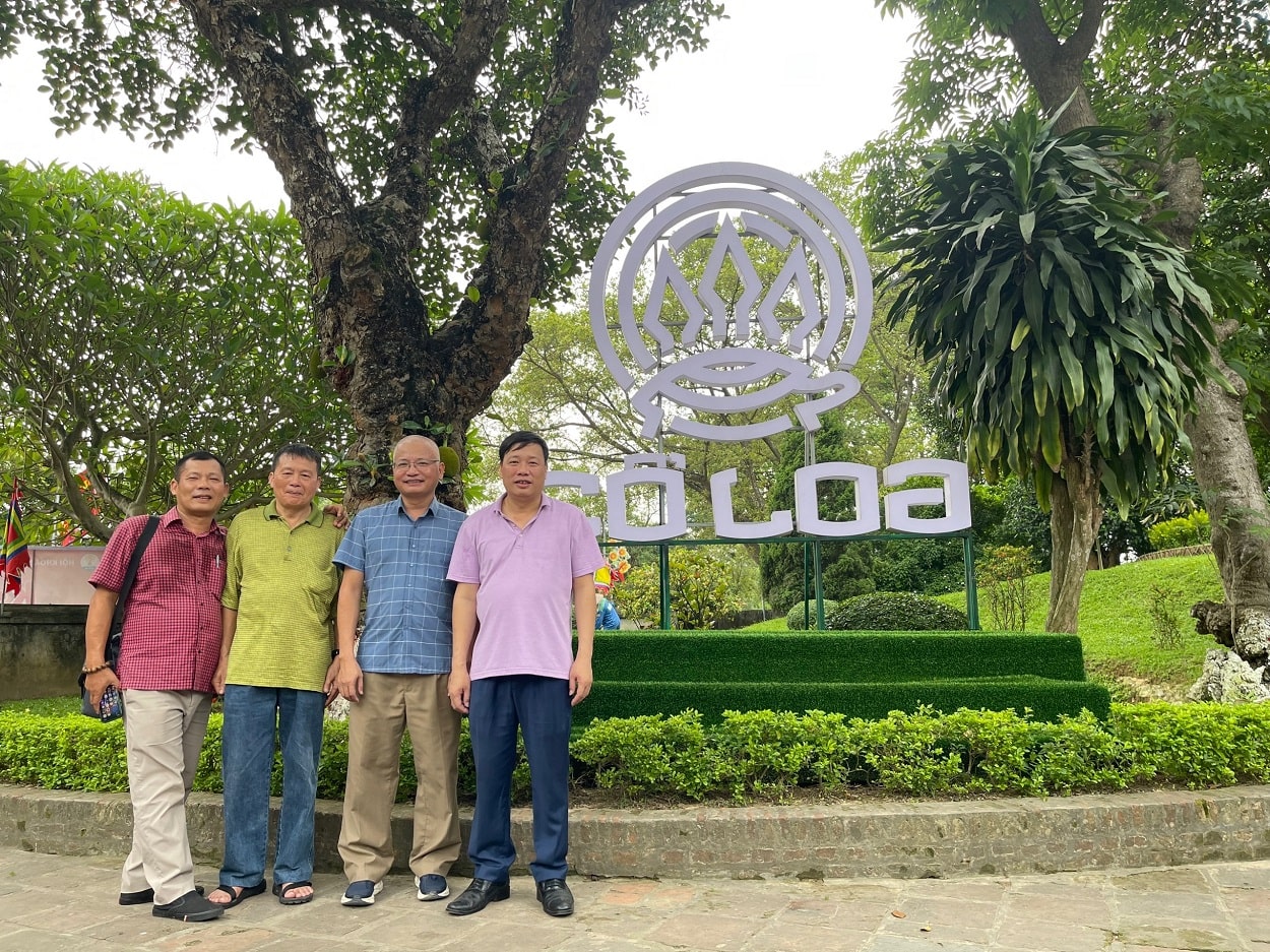 Nhà thơ Nguyễn Ma Lôi (thứ 2 từ trái sang) và các bạn văn.