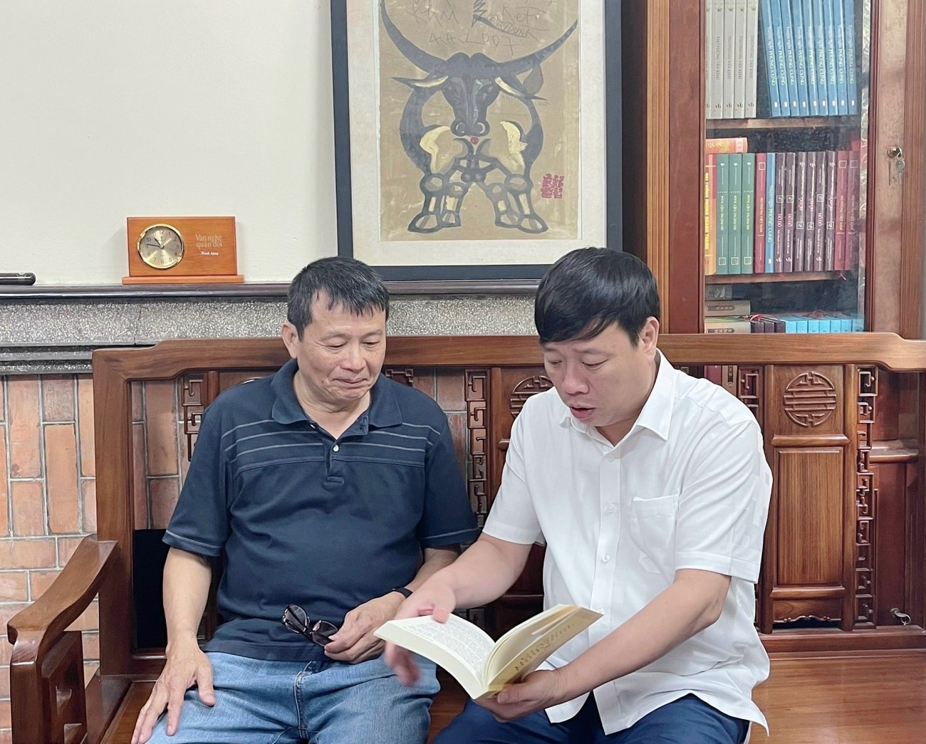 Nhà thơ Nguyễn Ma Lôi và nhà văn Phùng Văn Khai