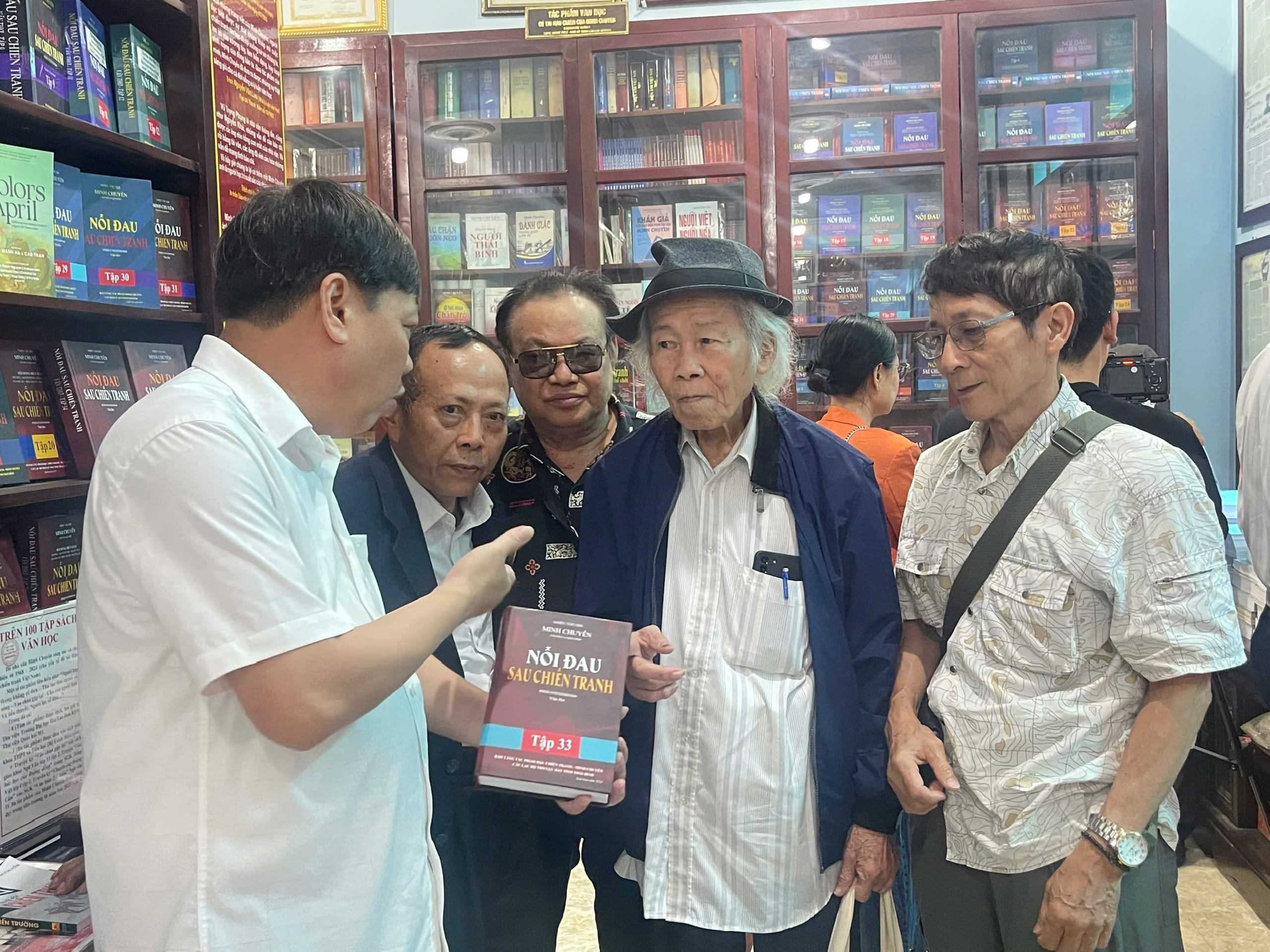 Nhà văn Phùng Văn Khai (bía trái) giới thiệu bộ sách “Nỗi đau sau chiến tranh” của Anh hùng Lao động, nhà văn, nhà báo, đạo diễn Minh Chuyên.