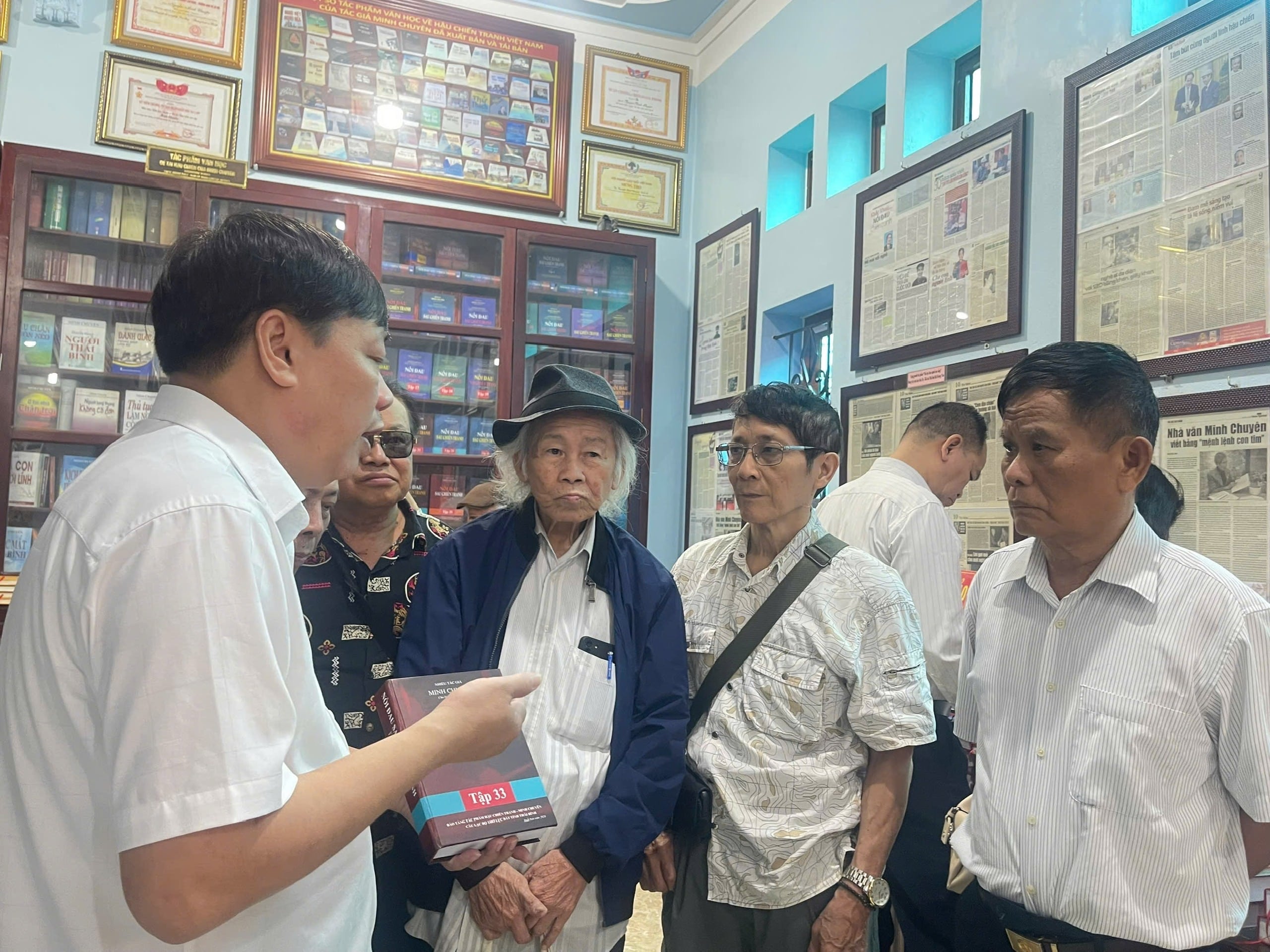 Nhà văn Phùng Văn Khai (bìa trái) giới thiệu bộ sách “Nỗi đau sau chiến tranh” của nhà văn, nhà báo, đạo diễn Minh Chuyên.