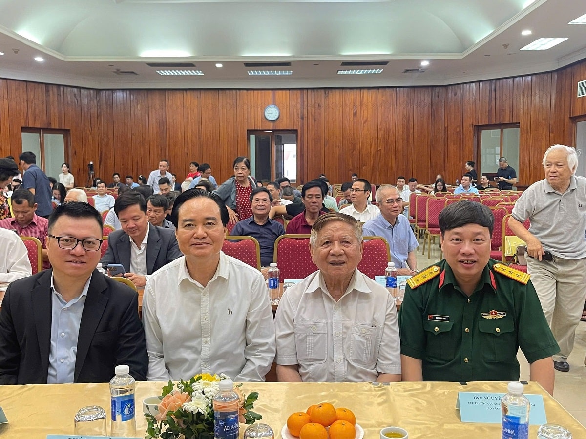 Các đại biểu dự Lễ ra mắt sách “Con đường tương lai”.