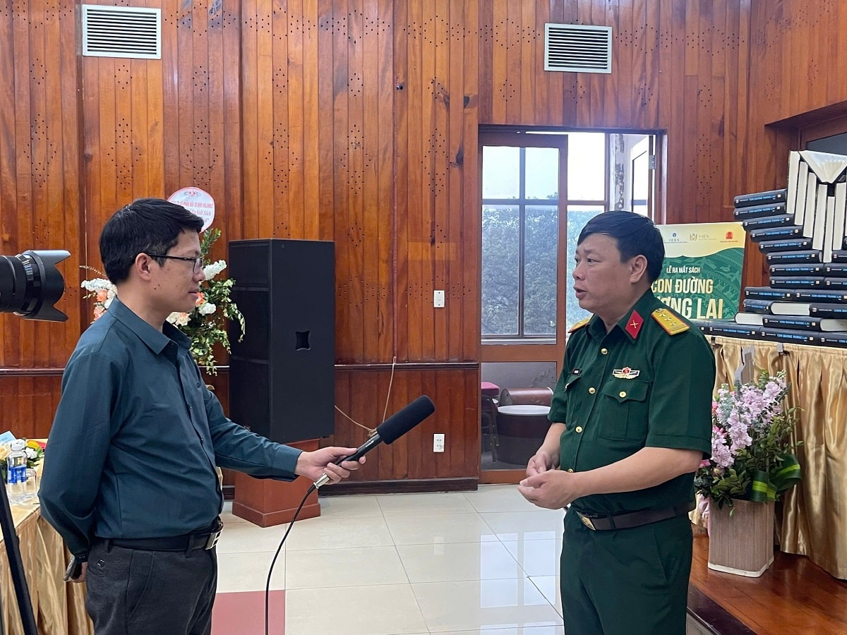 Nhà văn Phùng Văn Khai trả lời phỏng vấn tại buổi ra mắt sách.