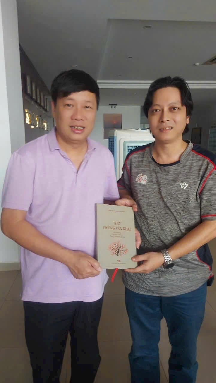 Nhà văn Phùng văn Khai (bìa trái) và nhà thơ Bùi Xuân Mẫn.