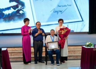 Nhạc sĩ Phạm Tuyên được trao giải thưởng ‘Hiệp sĩ Dế mèn’ Nhạc sĩ Phạm Tuyên được trao giải thưởng 'Hiệp sĩ Dế mèn'