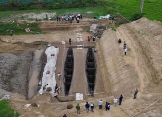 Hé lộ giá trị 2 chiếc thuyền cổ vừa được khai quật tại Bắc Ninh Hé lộ giá trị 2 chiếc thuyền cổ vừa được khai quật tại Bắc Ninh