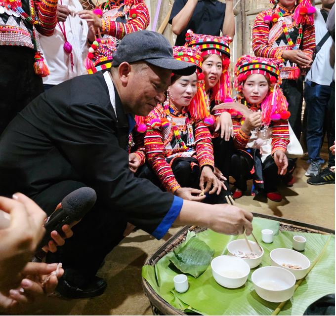 Sau lễ cùng mọi người vui vẻ thụ lộc.