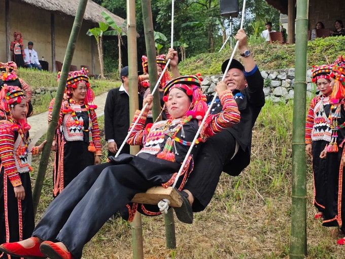 Sau đó mọi người cùng vui vẻ chơi trò chơi với cây đu.