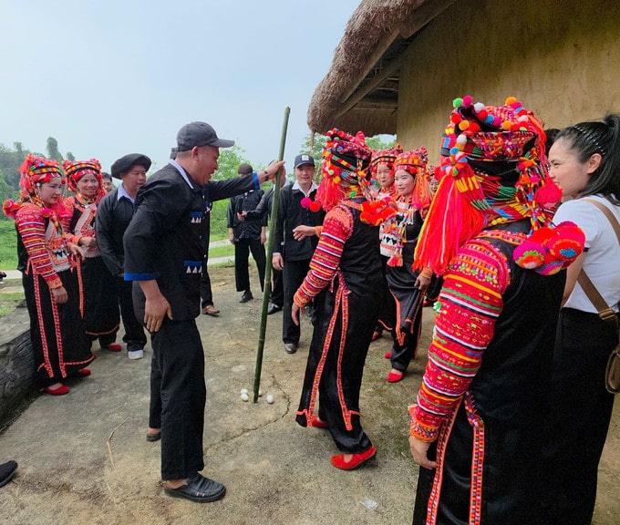 Bà con Hà Nhì chơi trò chơi dân gian trong phần hội.
