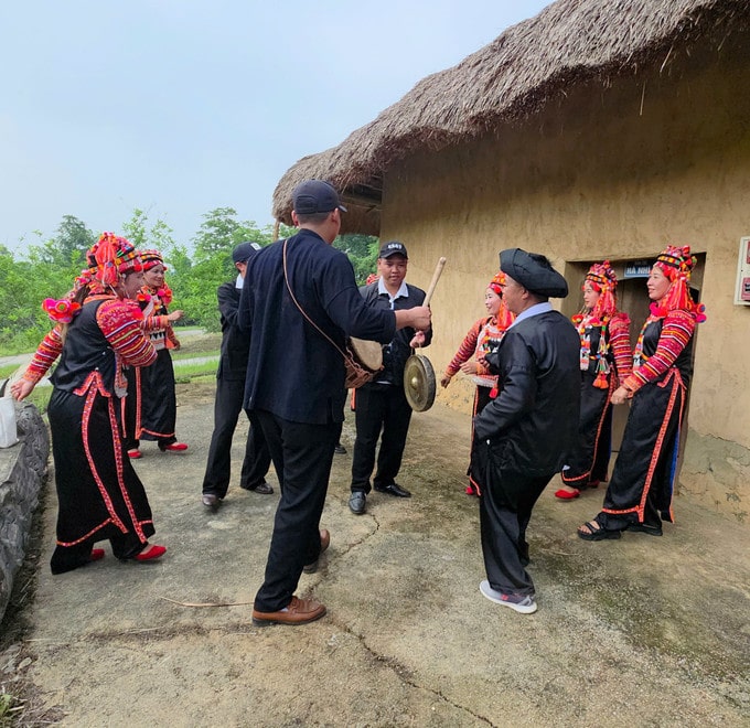 Bà con cùng múa hát trong ngày hội.
