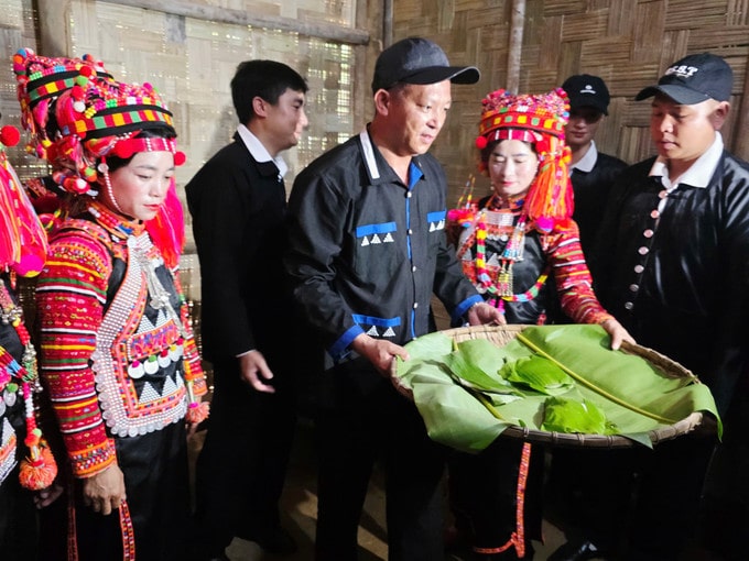 Những chiếc bánh dầy dẻo thơm được đem đi cúng tổ tiên.