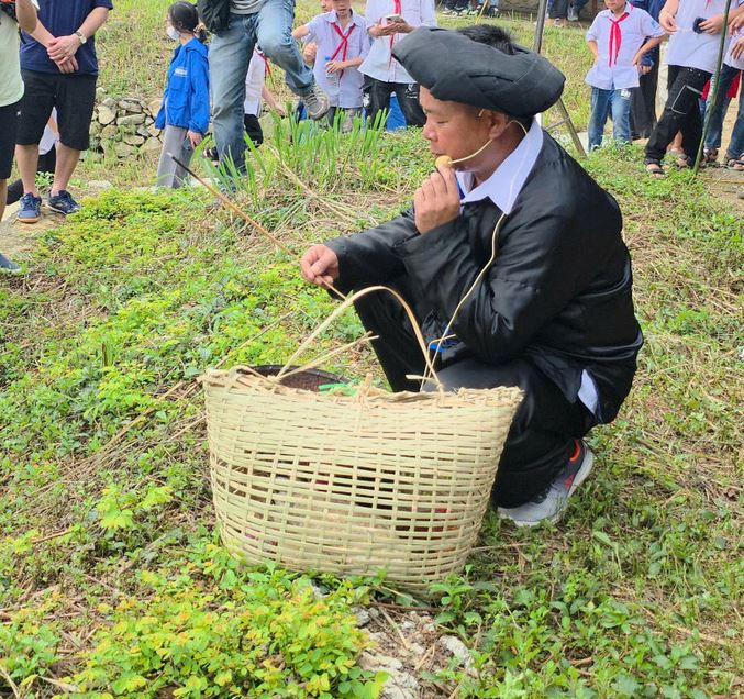 Thầy cúng làm lễ gọi hồn.