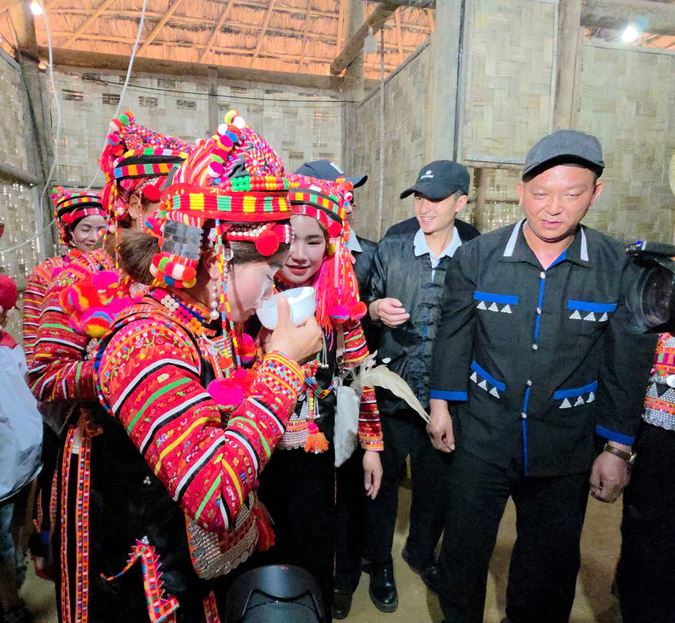 Mọi người uống bát nước trắng đồng nghĩa với việc hồn của họ đã trở về.