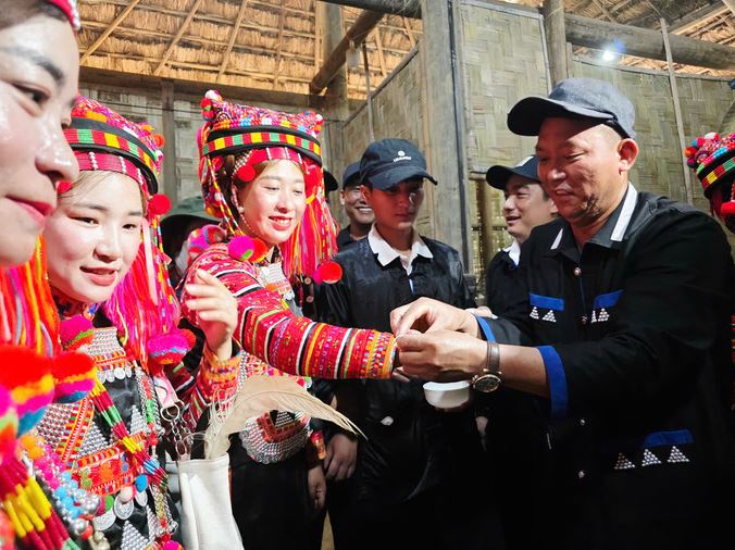 Lễ buộc chỉ cổ tay may mắn.