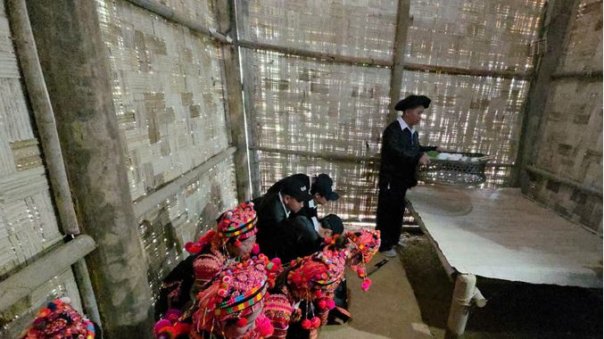 Thầy cúng làm lễ cúng tổ tiên 2 bên nội ngoại bao gồm đầy đủ con cháu trong gia đình.