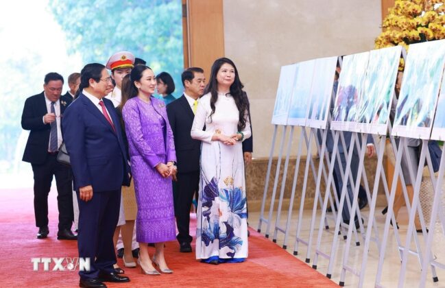 Thủ tướng Phạm Minh Ch&iacute;nh v&agrave; Thủ tướng Th&aacute;i Lan Paetongtarn Shinawatra tham quan trưng b&agrave;y ảnh về quan hệ hợp t&aacute;c giữa hai nước do Th&ocirc;ng tấn x&atilde; Việt Nam thực hiện.