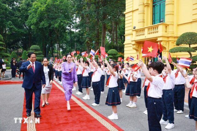 Thiếu nhi Thủ đ&ocirc; H&agrave; Nội nồng nhiệt ch&agrave;o mừng Thủ tướng Th&aacute;i Lan Paetongtarn Shinawatra thăm ch&iacute;nh thức Việt Nam.