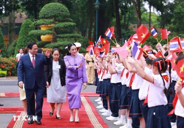 Thiếu nhi Thủ đ&ocirc; H&agrave; Nội nồng nhiệt ch&agrave;o mừng Thủ tướng Th&aacute;i Lan Paetongtarn Shinawatra thăm ch&iacute;nh thức Việt Nam.