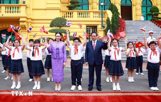 Thủ tướng Phạm Minh Ch&iacute;nh v&agrave; Thủ tướng Th&aacute;i Lan Paetongtarn Shinawatra với thiếu nhi Thủ đ&ocirc; H&agrave; Nội.