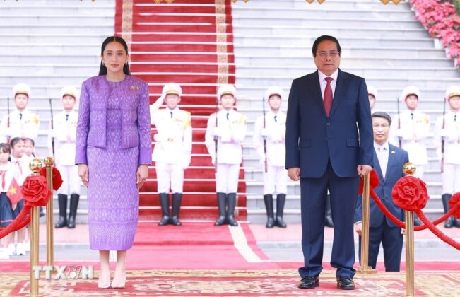 Thủ tướng Phạm Minh Ch&iacute;nh v&agrave; Thủ tướng Th&aacute;i Lan Paetongtarn Shinawatra nghe qu&acirc;n nhạc cử Quốc thiều hai nước.