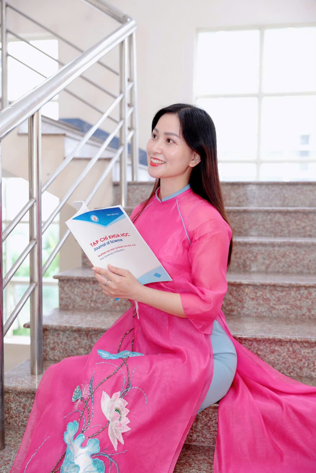 Hư thực: Lối viết dấn thân ấn tượng về nhân sinh và nghệ thuật trong một thế giới đa loài - Tác giả: Tiến sĩ Nguyễn Thùy Trang Hư thực: Lối viết dấn thân ấn tượng về nhân sinh và nghệ thuật trong một thế giới đa loài - Tác giả: Tiến sĩ Nguyễn Thùy Trang