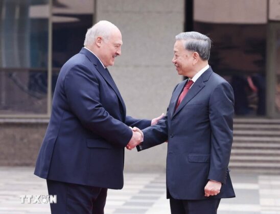 Tổng thống Belarus Aleksandr Lukashenko đ&oacute;n Tổng B&iacute; thư T&ocirc; L&acirc;m.