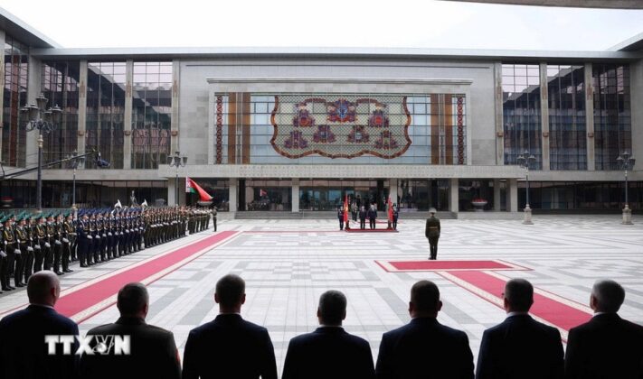 Lễ đ&oacute;n Tổng B&iacute; thư T&ocirc; L&acirc;m thăm cấp Nh&agrave; nước tới Cộng h&ograve;a Belarus được tổ chức trọng thể tại Cung Độc Lập ở thủ đ&ocirc; Minsk.