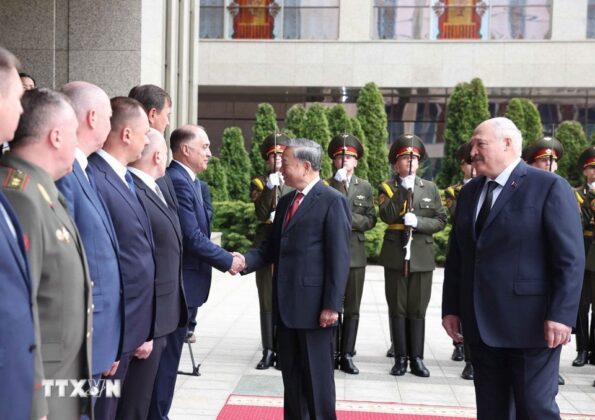 Tổng thống Aleksandr Lukashenko giới thiệu c&aacute;c th&agrave;nh vi&ecirc;n đo&agrave;n Belarus với Tổng B&iacute; thư T&ocirc; L&acirc;m.