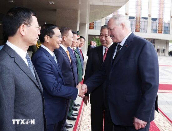 Tổng B&iacute; thư T&ocirc; L&acirc;m giới thiệu c&aacute;c th&agrave;nh vi&ecirc;n đo&agrave;n Việt Nam với Tổng thống Belarus Aleksandr Lukashenko.