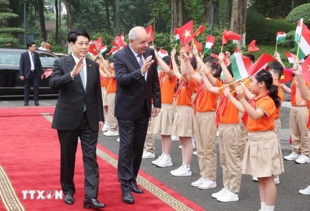 Chủ tịch nước Lương Cường v&agrave; Tổng thống Hungary Sulyok Tamas với thiếu nhi Thủ đ&ocirc; H&agrave; Nội.