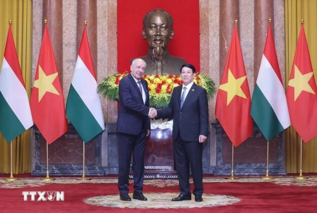 Chủ tịch nước Lương Cường v&agrave; Tổng thống Hungary Sulyok Tamas chụp ảnh chung.