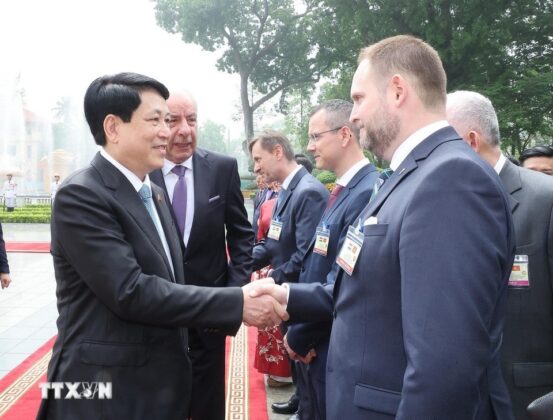 Tổng thống Sulyok Tamas giới thiệu th&agrave;nh vi&ecirc;n đo&agrave;n Hungary với Chủ tịch nước Lương Cường.