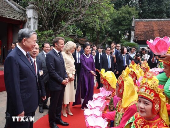 Tổng B&iacute; thư T&ocirc; L&acirc;m v&agrave; Phu nh&acirc;n c&ugrave;ng Tổng thống Ph&aacute;p Emmanuel Macron v&agrave; Phu nh&acirc;n thưởng l&atilde;m chương tr&igrave;nh biểu diễn Nh&atilde; nhạc Cung đ&igrave;nh Huế.