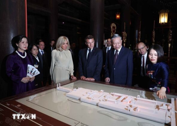 Tổng B&iacute; thư T&ocirc; L&acirc;m giới thiệu với Tổng thống Ph&aacute;p Emmanuel Macron v&agrave; Phu nh&acirc;n về kh&ocirc;ng gian Văn Miếu-Quốc Tử Gi&aacute;m.