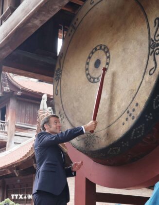 Tổng thống Ph&aacute;p Emmanuel Macron thực hiện nghi lễ đ&aacute;nh trống Sấm trong Văn Miếu-Quốc Tử Gi&aacute;m.