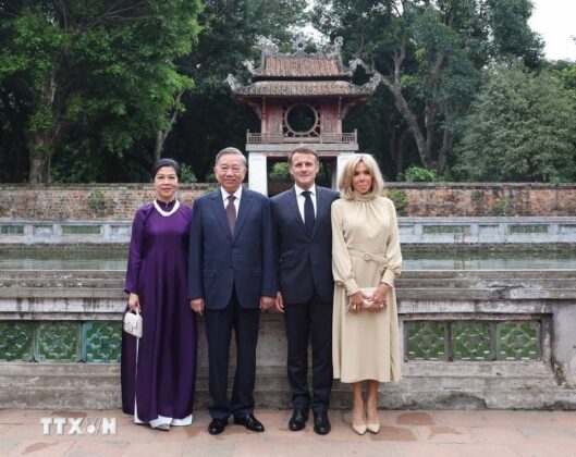 Tổng B&iacute; thư T&ocirc; L&acirc;m v&agrave; Phu nh&acirc;n c&ugrave;ng Tổng thống Ph&aacute;p Emmanuel Macron v&agrave; Phu nh&acirc;n chụp ảnh chung trước Khu&ecirc; Văn C&aacute;c - biểu tượng của Thủ đ&ocirc; H&agrave; Nội.
