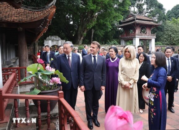 Tổng B&iacute; thư T&ocirc; L&acirc;m v&agrave; Phu nh&acirc;n c&ugrave;ng Tổng thống Ph&aacute;p Emmanuel Macron v&agrave; Phu nh&acirc;n nghe giới thiệu về 82 bia Tiến sỹ - Di sản tư liệu thế giới.