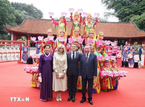 Tổng B&iacute; thư T&ocirc; L&acirc;m v&agrave; Phu nh&acirc;n c&ugrave;ng Tổng thống Ph&aacute;p Emmanuel Macron v&agrave; Phu nh&acirc;n với c&aacute;c nghệ sỹ biểu diễn Nh&atilde; nhạc Cung đ&igrave;nh Huế.