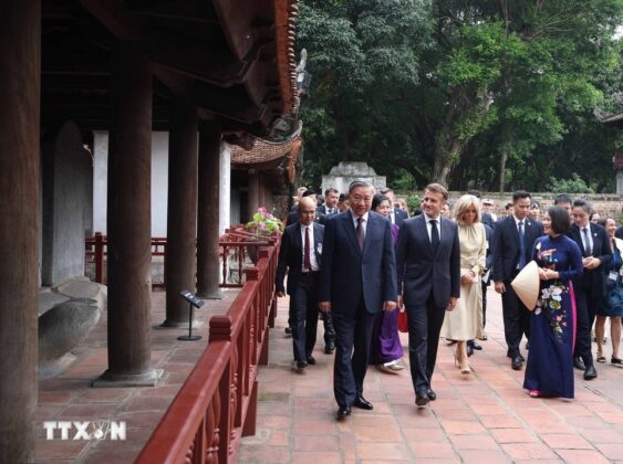 Tổng B&iacute; thư T&ocirc; L&acirc;m v&agrave; Phu nh&acirc;n c&ugrave;ng Tổng thống Ph&aacute;p Emmanuel Macron v&agrave; Phu nh&acirc;n tham quan Vườn bia Tiến sỹ v&agrave; nghe giới thiệu về 82 bia Tiến sỹ - Di sản tư liệu thế giới.